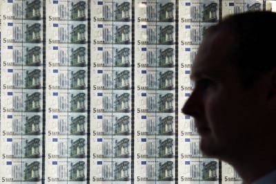 Доллар и евро торгуются на "Московской бирже" вблизи уровней закрытия пятничной сессии