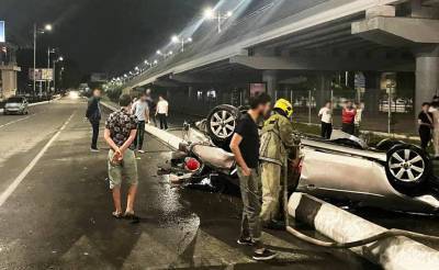 Пьяный водитель на Epica не справился с управлением и врезался в бордюр в Ташкенте. Авто перевернулось, три человека госпитализированы