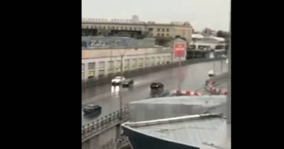 На Шулявском путепроводе в столице из-под нового асфальта потекла вода (видео)