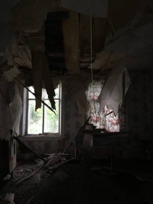 Житель Удмуртии показал, как живет в доме в обрушенным потолком