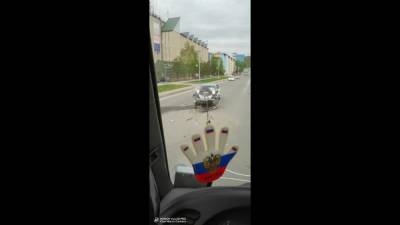На Пуркаева в Южно-Сахалинске стоит одинокий побитый автомобиль