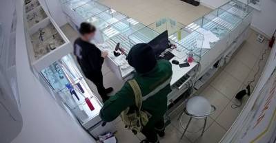 Житель Приморья с муляжом пистолета ограбил ювелирный магазин на три миллиона