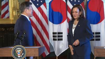 Мун Чжэин - Камал Харрис - Камала Харрис попала в скандал из-за неприличного жеста во время встречи с президентом Южной Кореи (видео) - sharij.net - Южная Корея - Корея