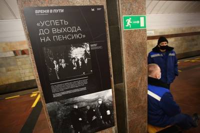 В Петербурге человек упал на пути в метро. Движение поездов частично приостановлено
