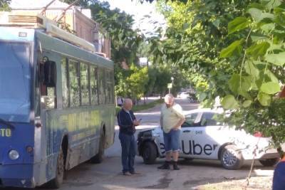 На улице Островского в Рязани столкнулись такси Uber и троллейбус