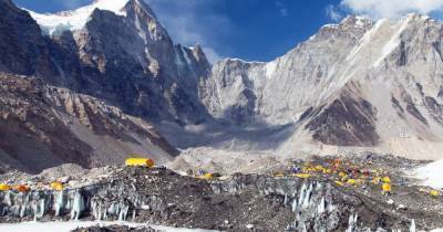 Заболели не менее 100 человек: на Эвересте среди альпинистов произошла вспышка COVID-19