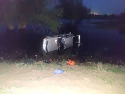 Под Астраханью легковушка опрокинулась в водоем, водитель утонул