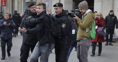 В Беларуси задержали Протасевича: как мир реагирует на посадку самолета и арест оппозиционного журналиста