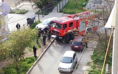 В Харькове во дворе многоэтажного дома вспыхнул пожар, кадры последствий: "выгорел полностью"