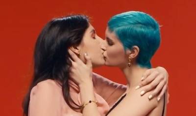 Суд Петербурга оставил без движения иск по рекламе Dolce& Gabbana с целующимися девушками