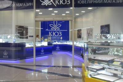 Вооруженный мужчина ограбил ювелирный магазин в Киеве