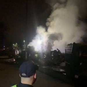 В Киеве грузовик врезался в легковушку и загорелся