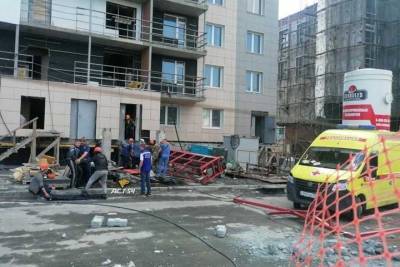 Люлька с рабочими упала на стройке в Новосибирске