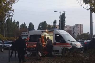 Неосторожный харьковчанин пострадал в центре города, фото: "унесли на носилках"