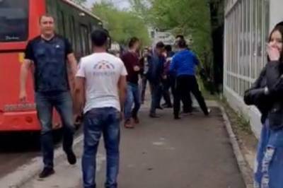 Водители автобусов подрались на остановке в Хабаровске после ДТП