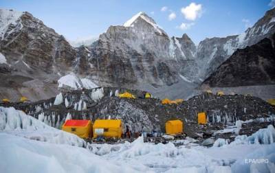 На Эвересте 100 человек заразились коронавирусом - korrespondent.net - Непал