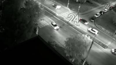 Видео из Сети. В Казани таксист сбил на зебре ребенка