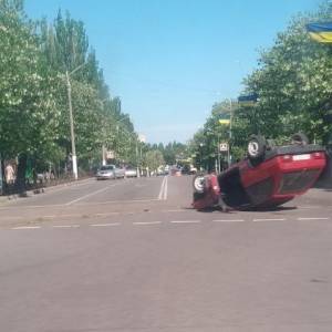 В Мелитополе автомобиль вылетел на тротуар и перевернулся. Видео
