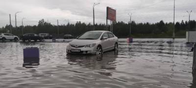 Парковка у гипермаркета в Петрозаводске превратилась в озеро (ФОТОФАКТ)