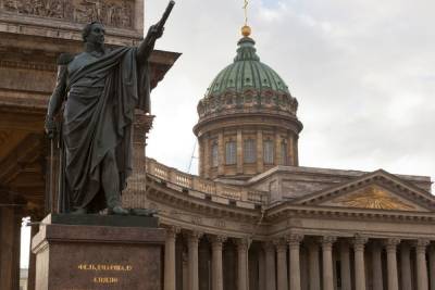 Памятникам на Казанской площади устроили водные процедуры