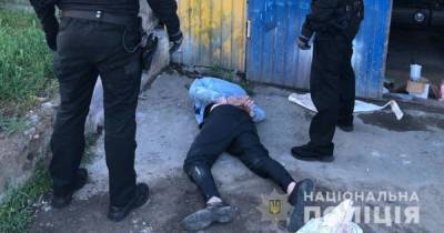 Выбивал из человека долг: в Одесской области задержали "смотрящего" и его поддельника