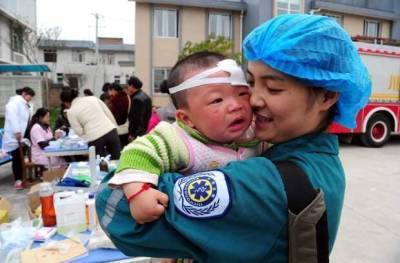 Когда спасатели добрались до развалин дома, после землетрясения в Японии, они увидели тело молодой женщины в странной позе