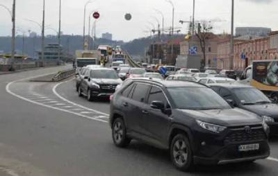 В Киеве пробки парализовали движение, такси подняли цены до 400 грн