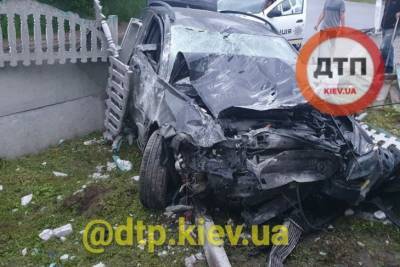 Под Киевом водитель разбил авто в хлам и сбежал с места ДТП