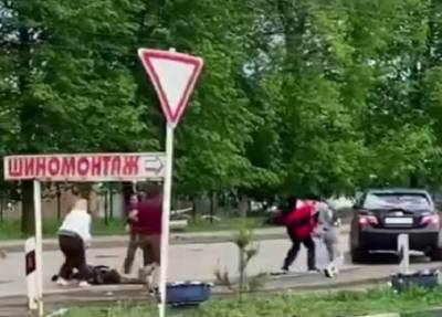Толпа в Кировской области забросала автомобиль виновника ДТП камнями