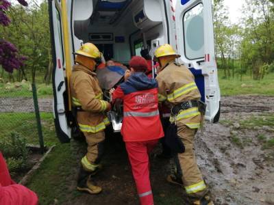Спасатели вытолкали машину скорой из грязи