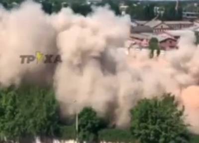 Поднялись столбы пыли: в Харькове на глазах у людей произошел взрыв, кадры