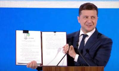 Зеленский подписал один из ключевых законов для внедрения рынка земли на Украине