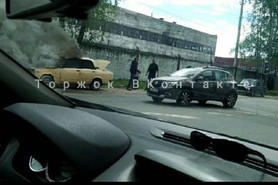 На дороге в Тверской области загорелся автомобиль