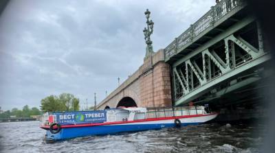 «Мостотрест» сообщил о прокладке кабеля под Троицким мостом туристическим теплоходом