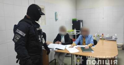 В Одессе спецназ полиции задержал трех врачей наркологической клиники: появилось видео