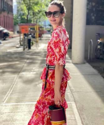 Нежна как роза: Оливия Палермо в шелковом платье с рюшами, от которого невозможно оторвать глаз