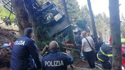 Число погибших при падении кабины фуникулера в Италии возросло до 13