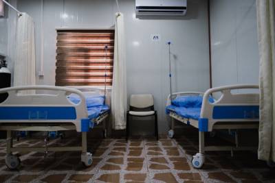 Пермские врачи перевели раненную подростком учительницу в общую палату
