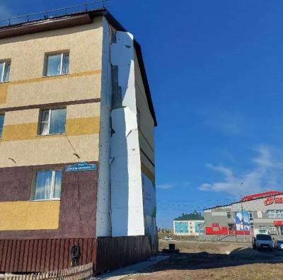 В Лабытнанги у нового жилого дома при порыве ветра отвалилась обшивка стены