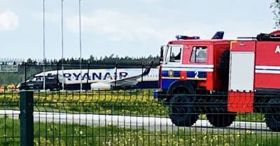 “Думали, что у самолета технические проблемы.” Латвийские пассажиры “угнанного” самолета Ryanair едут домой