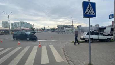 В Харькове автомобиль "отлетел" на тротуар, есть пострадавшие: детали и кадры аварии