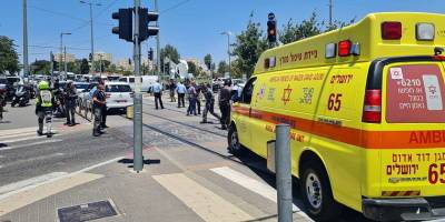 Ножевой теракт на трамвайной остановке в Иерусалиме, первые сообщения: двое раненых