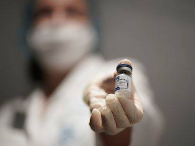 Людям старше 65 лет рекомендуют вводить три дозы вакцины от коронавируса