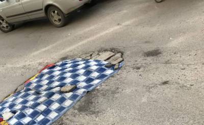 Огромную яму в Харькове решили накрыть одеялом, безумное фото: "Современные решения"