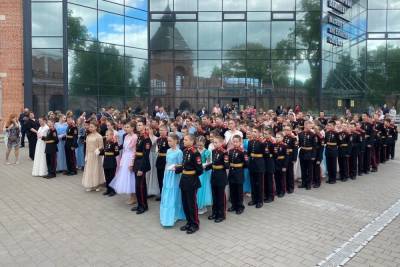 В Туле в духе петровских ассамблей прошли балы суворовского военного училища