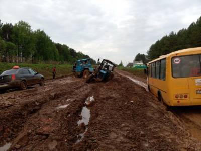 В Удмуртии автобус застрял в грязи, отвозя детей в школу