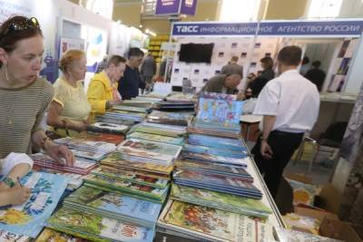 Книжный салон в Петербурге впервые пройдет на Дворцовой и в Эрмитаже