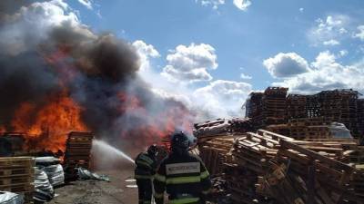 Сильный пожар вспыхнул на бывшей птицефабрике в Щелкове