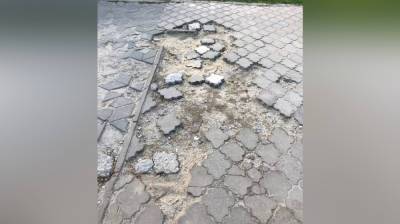 Воронежцы пожаловались на годами разбитый тротуар в центре города