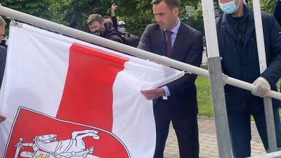 Мэр Риги, где проходит чемпионат мира по хоккею, лично заменил красно-зеленый флаг Беларуси на бело-красно-белый
